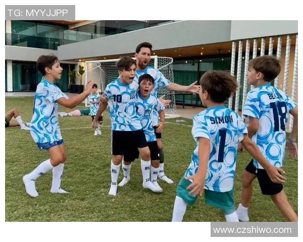 足球明星背心设计揭秘：从赛场到时尚街头的完美转型